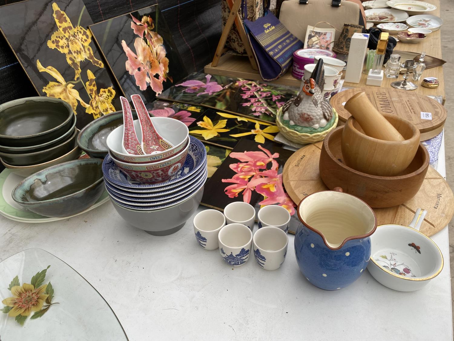 AN ASSORTMENT OF ITEMS TO INCLUDE ROYAL WORCESTER RAMEKINS, PLACE MATS AND BOWLS ETC - Image 4 of 4