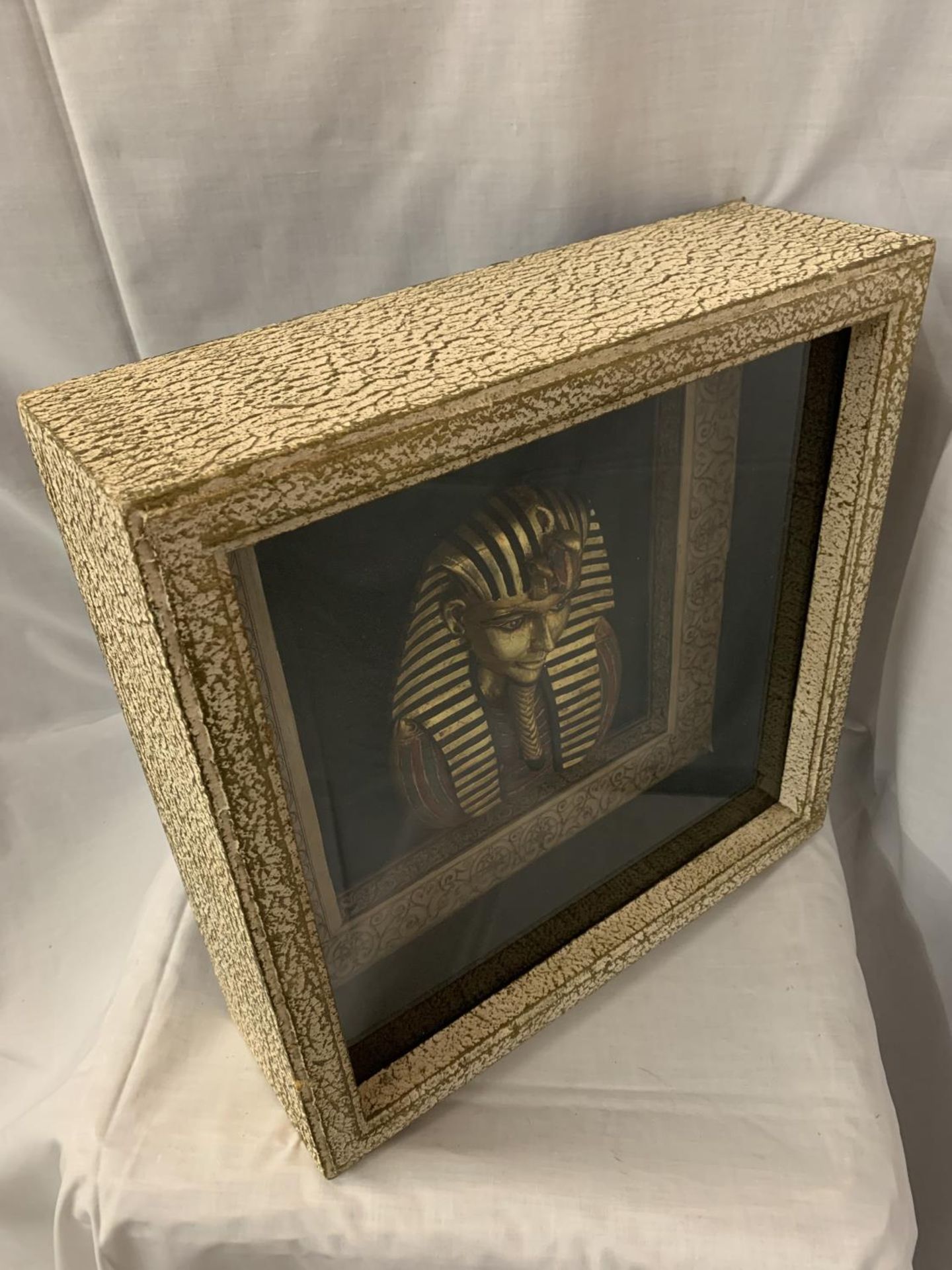 A GLASS DISPLAY BOX PRESENTING A BUST OF TUTANKHAMUN 41CM X 41CM - Image 2 of 2