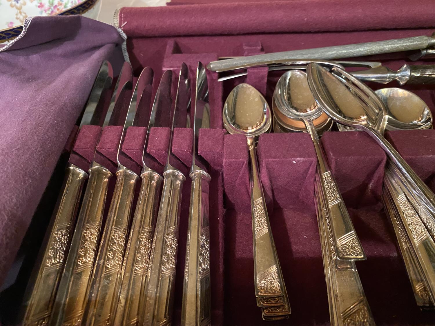 A ZIPPED CASE/CANTEEN OF 'TARNPRUFE REG.' CUTLERY TO INCLUDE SIX EACH OF DINNER KNIVES, DINNER - Image 3 of 5