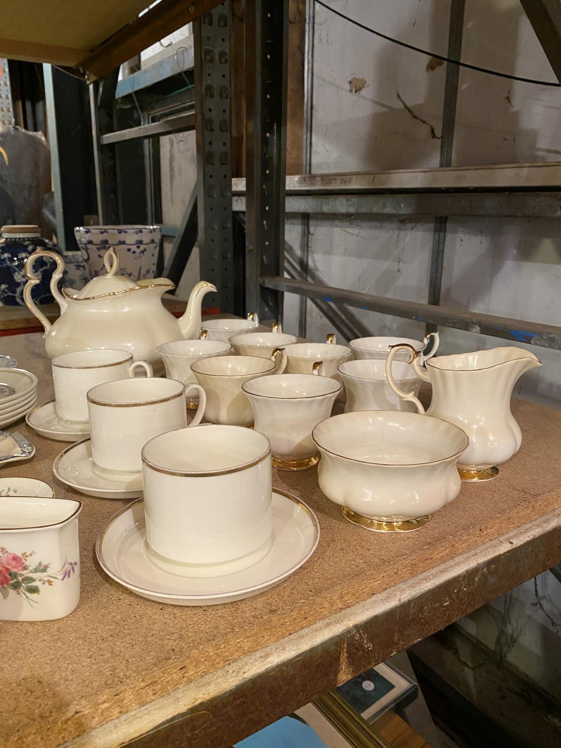 A SELECTION OF CERAMICS TO INCLUDE ROYAL ALBERT TEA CUPS AND TEA POT ALONG WITH FURTHER EXAMPLES - Image 3 of 4