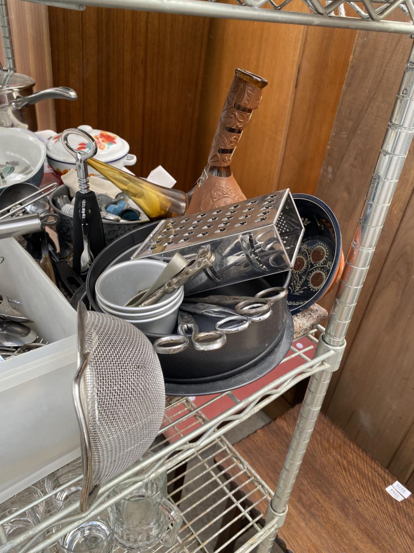 A LARGE QUANTITY OF KITCHEN ITEMS TO INCLUDE FLATWARE, BOTTLE OPENERS AND KNIVES ETC - Image 5 of 5