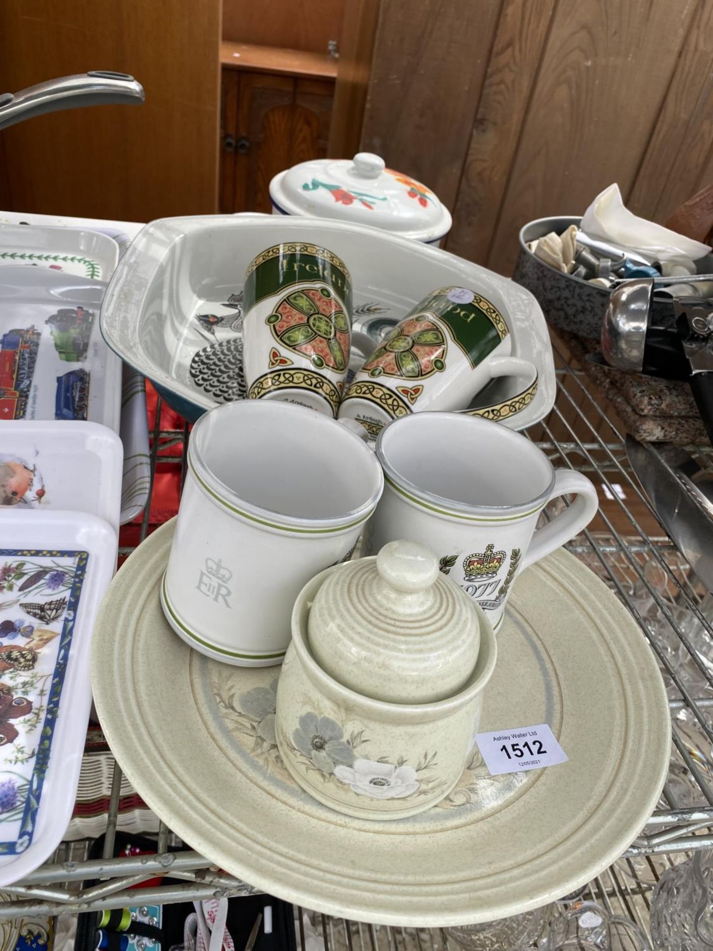 AN ASSORTMENT OF KITCHEN ITEMS TO INCLUDE DENBY MUGS, ROYAL DOULTON PLATE AND SAUCE POT ETC - Image 4 of 4