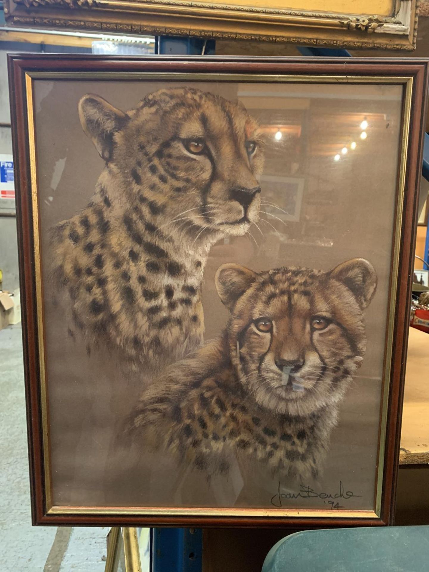 A FRAMED PRINT DEPICTING TWO LEOPARDS BY JOAN BENCHE