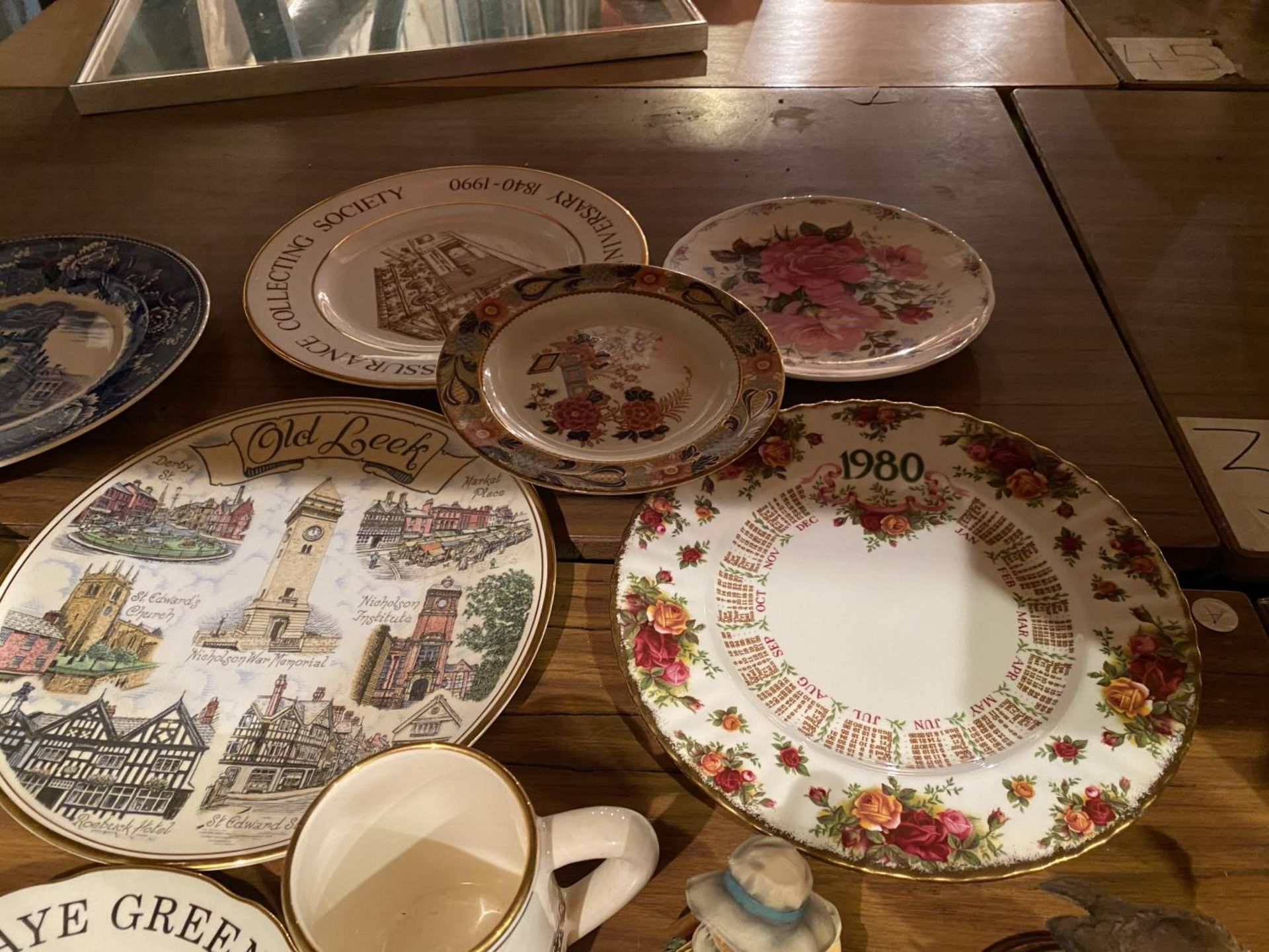 A LARGE COLLECTION TO INCLUDE COALPORT AND ROYAL DOULTON PLATES, COMMEMORATIVE WARE, ORNAMENTS ETC. - Image 4 of 6