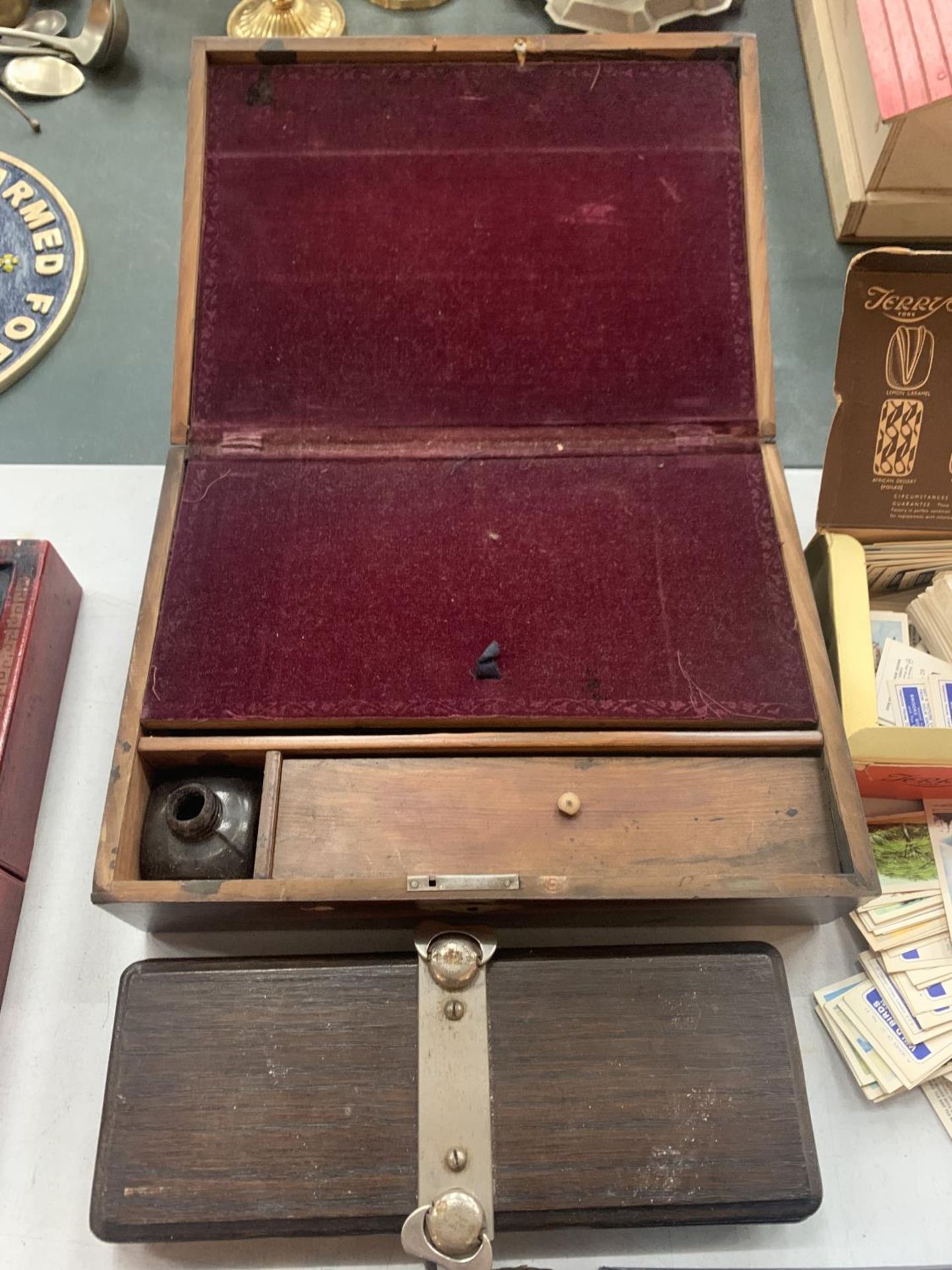 AN ASSORTMENT OF ITEMS TO INCLUDE A MAHOGANY WRITING SLOPE WITH INLAID DETAIL, FOUR VINTAGE CUT - Image 4 of 4