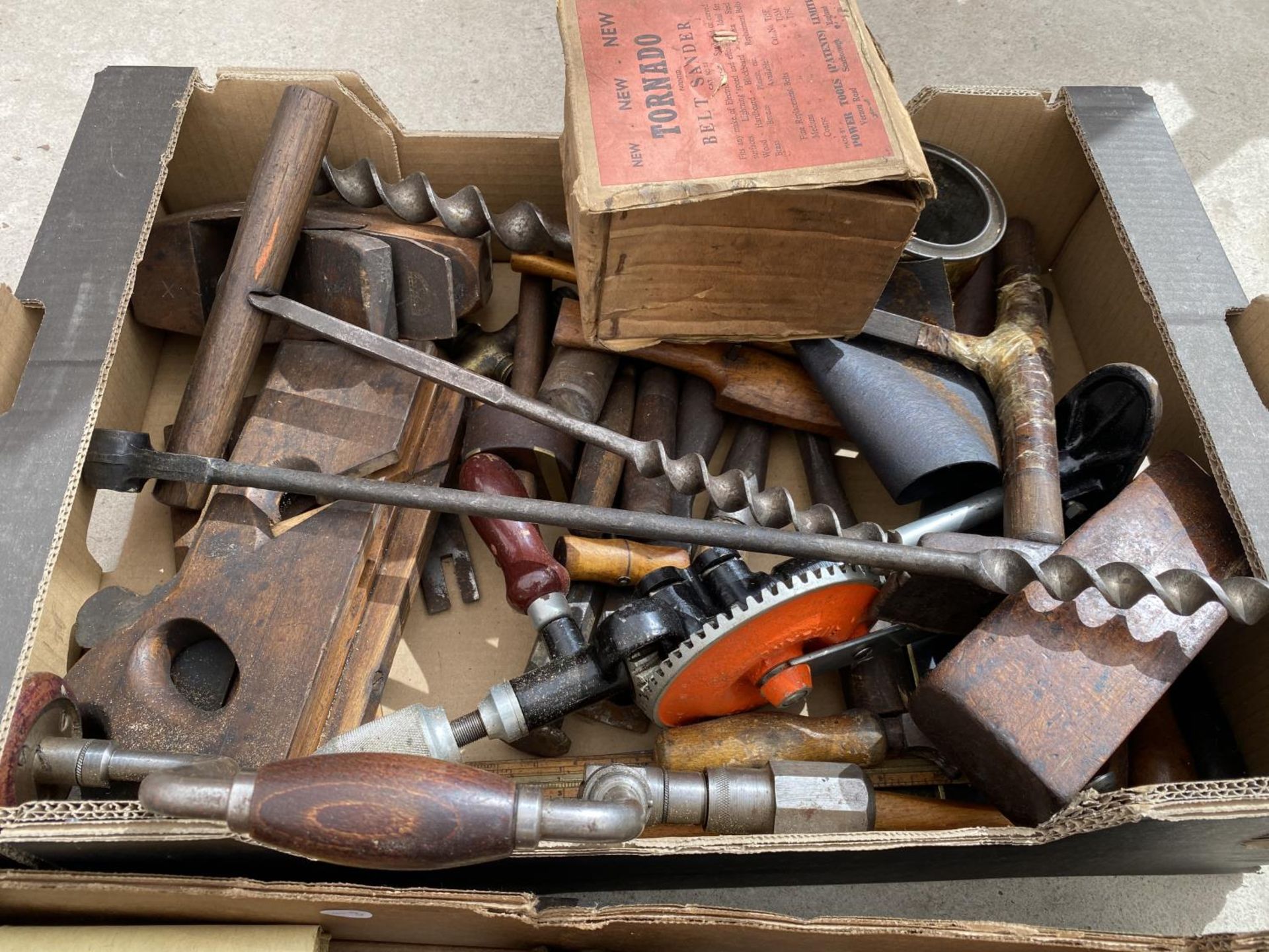 AN ASSORTMENT OF VINTAGE HAND TOOLS TO INCLUDE BRACE DRILLS AND PLANES ETC - Image 2 of 3