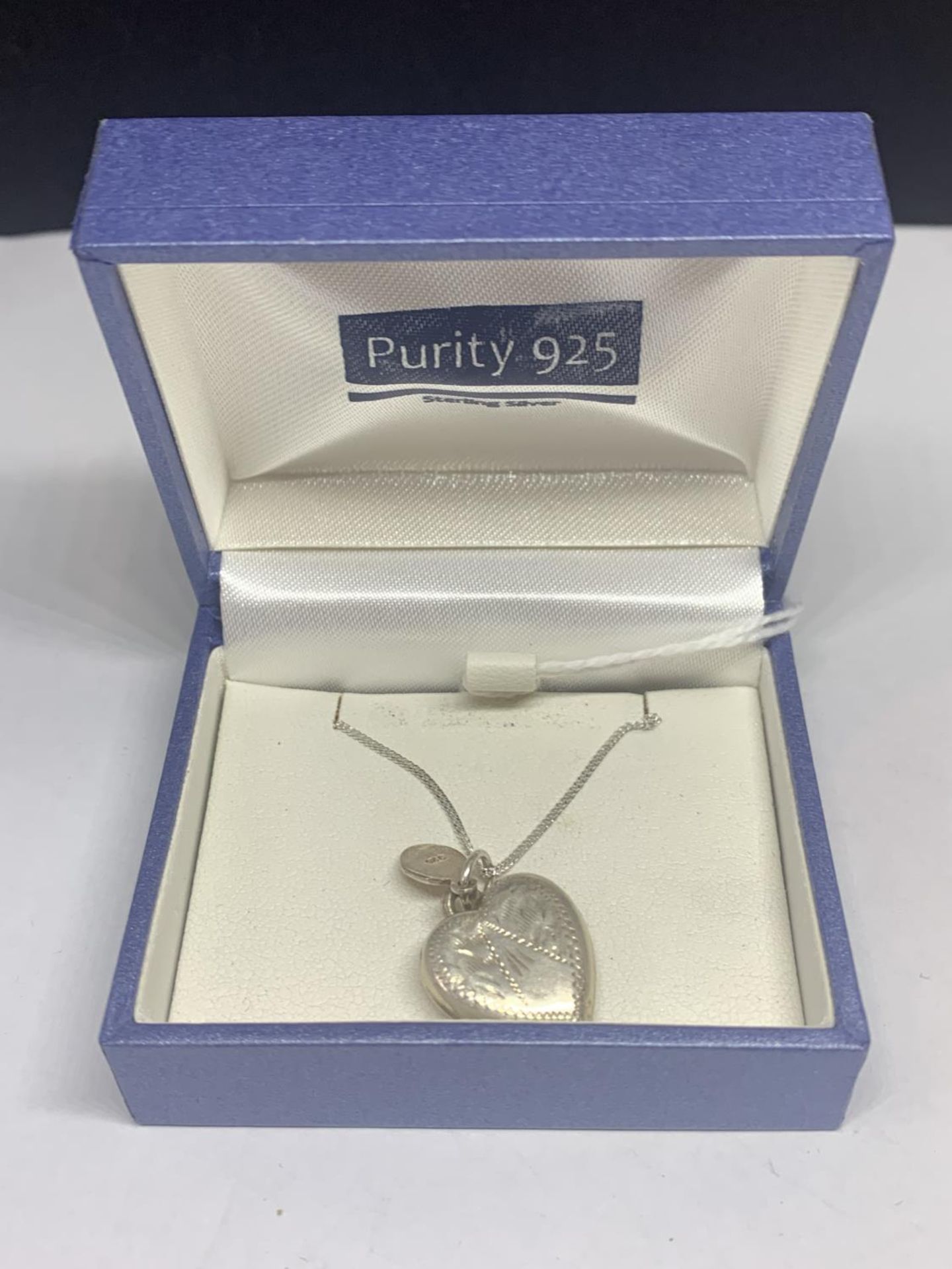 A MARKED 925 SILVER HEART PENDANT AND CHAIN IN A PRESENTATION BOX