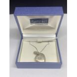 A MARKED 925 SILVER HEART PENDANT AND CHAIN IN A PRESENTATION BOX