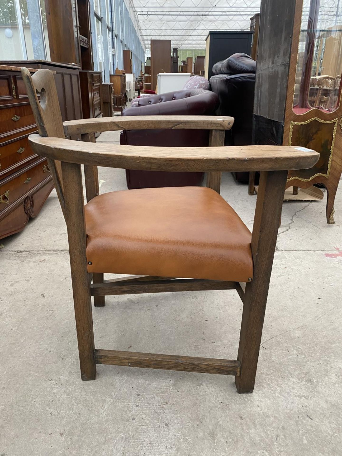 AN OAK ART NOUVEAU TUB CHAIR WITH PLATEAU ARMS AND HEART CARVING TO THE BACK, COMPLETE WITH - Image 6 of 6