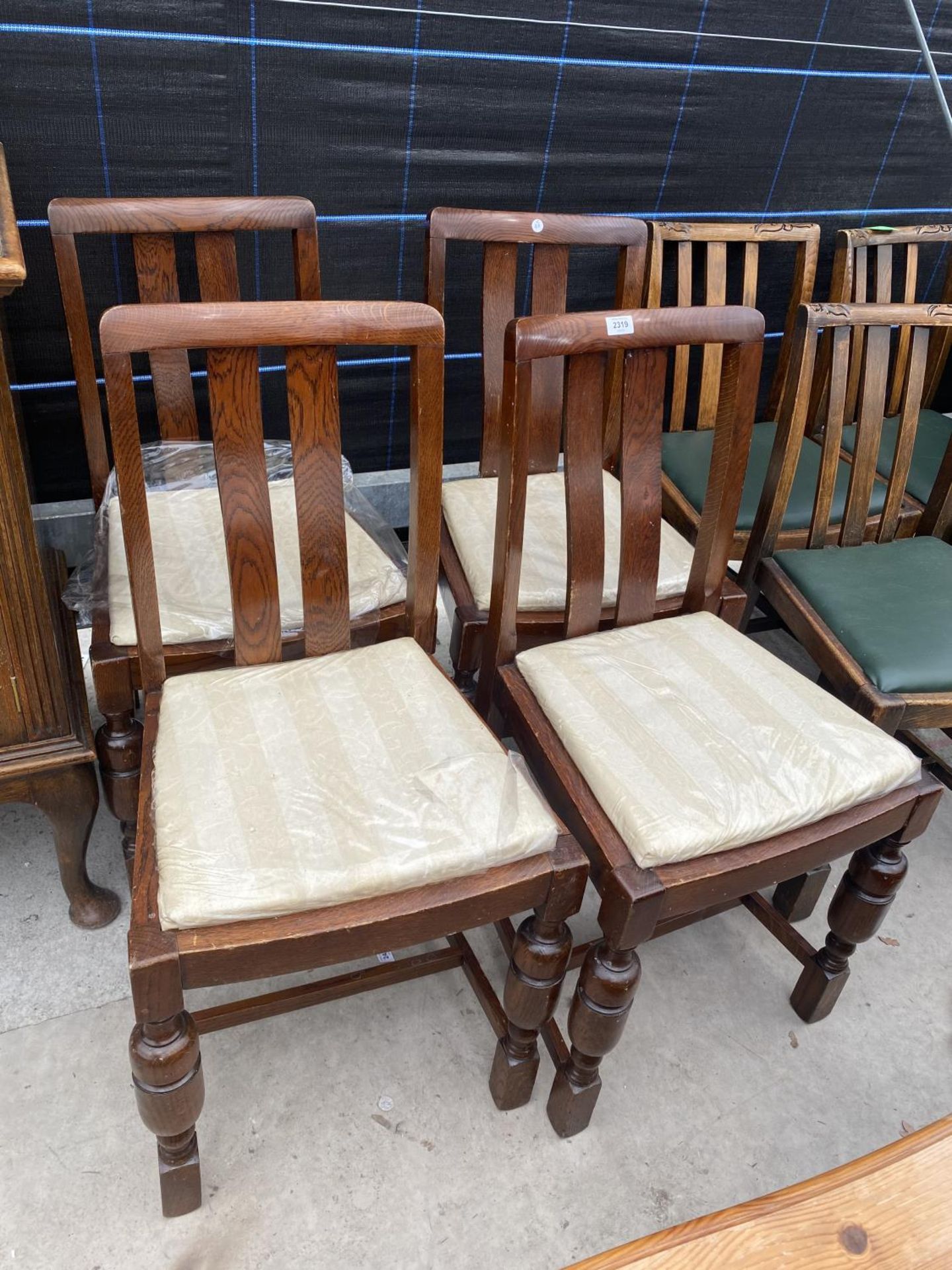 A SET OF FOUR EARLY 20TH CENTURY DINING CHAIRS WITH TURNED FRONT LEGS