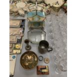 AN ASSORTMENT OF ITEMS TO INCLUDE A SILVER PLATE BUD VASE, AN ORIENTAL BOWL, TWO ART DECO STYLE CAKE