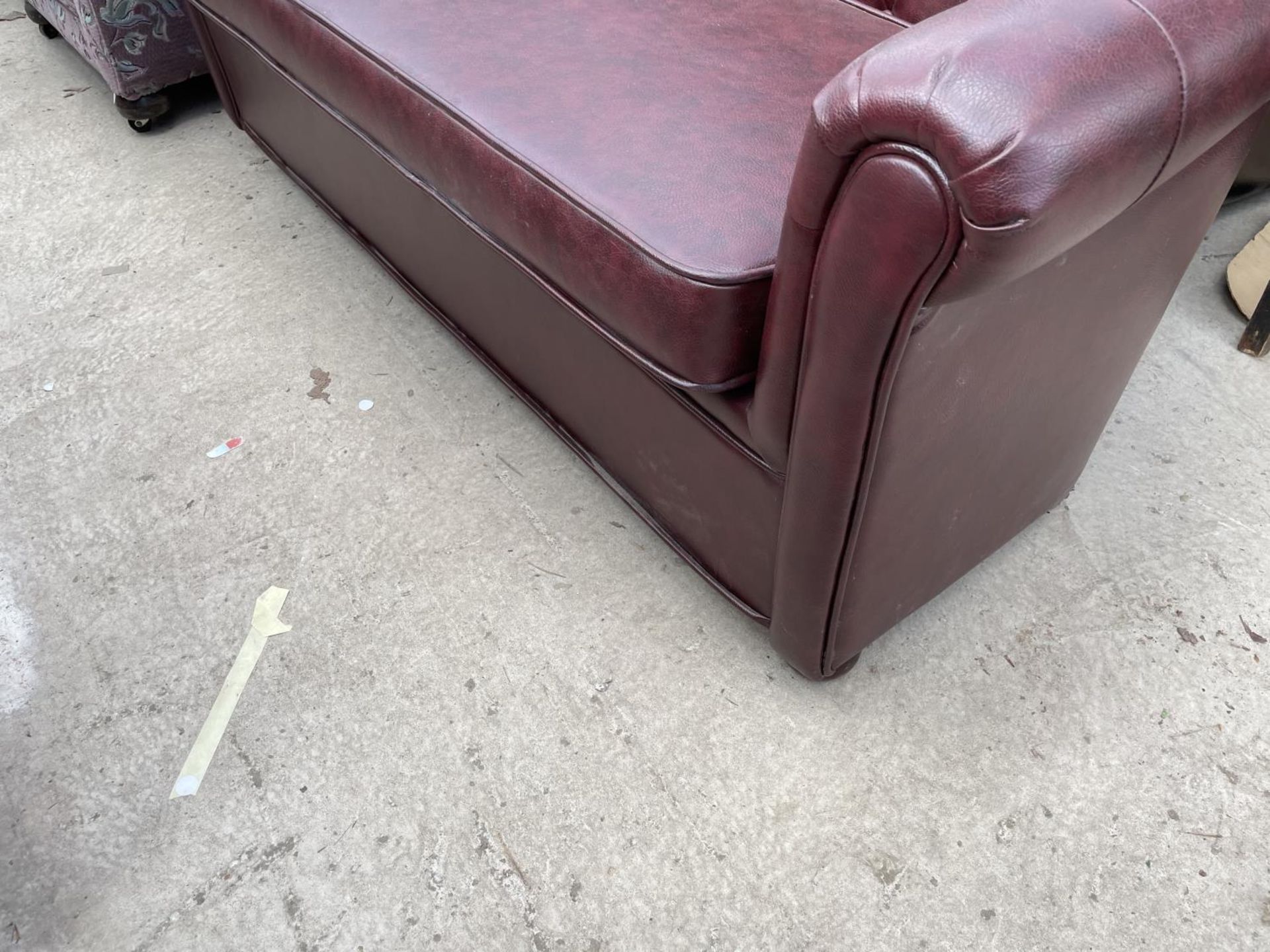 AN OXBLOOD BUTTON-BACK CHESTERFIELD STYLE SETTEE - Image 4 of 4