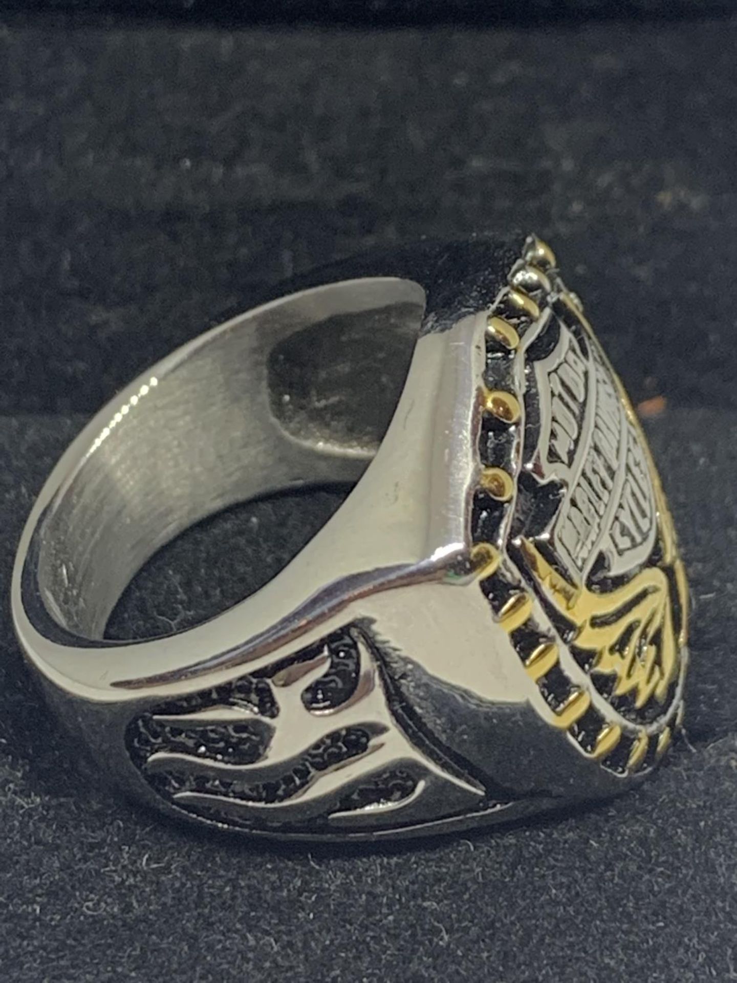 A HEAVY HARLEY DAVIDSON MOTORBIKE RING WITH PRESENTATION BOX - Image 3 of 4