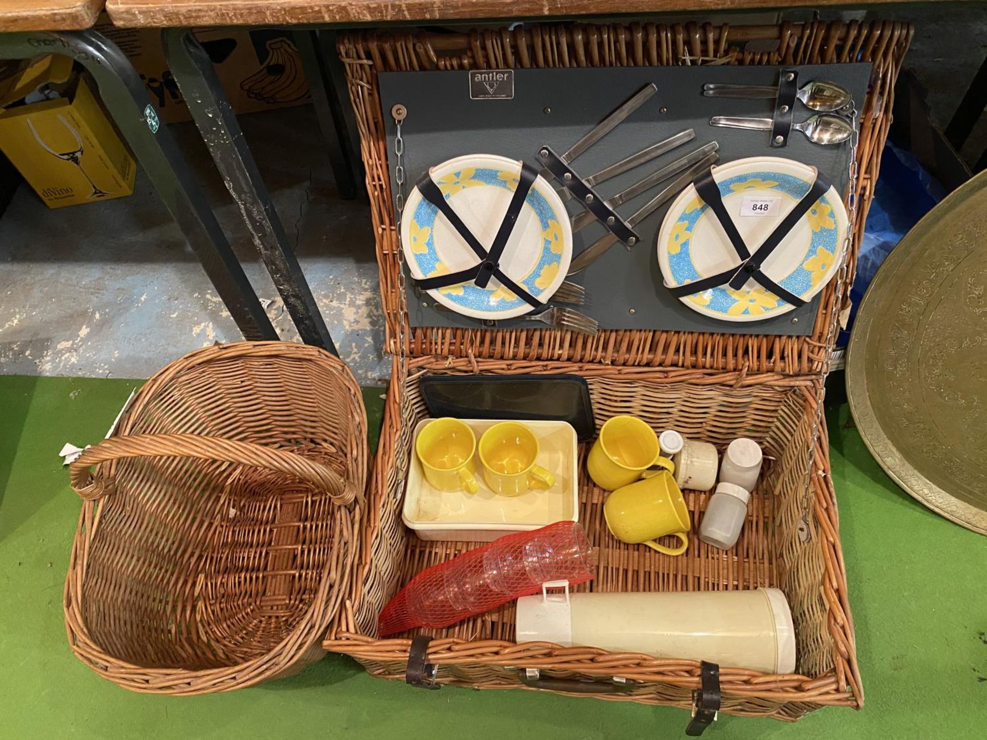 AN ANTLER PICNIC HAMPER TO INCLUDE A FOUR PERSON SET OF PLATES, CUTLERY, MUGS AND DRINKING GLASSES