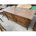 AN EARLY 20TH CENTURY OAK SIDEBOARD ENCLSOING TWO CUPBOARDS AND TWO DRAWERS, 60" WIDE