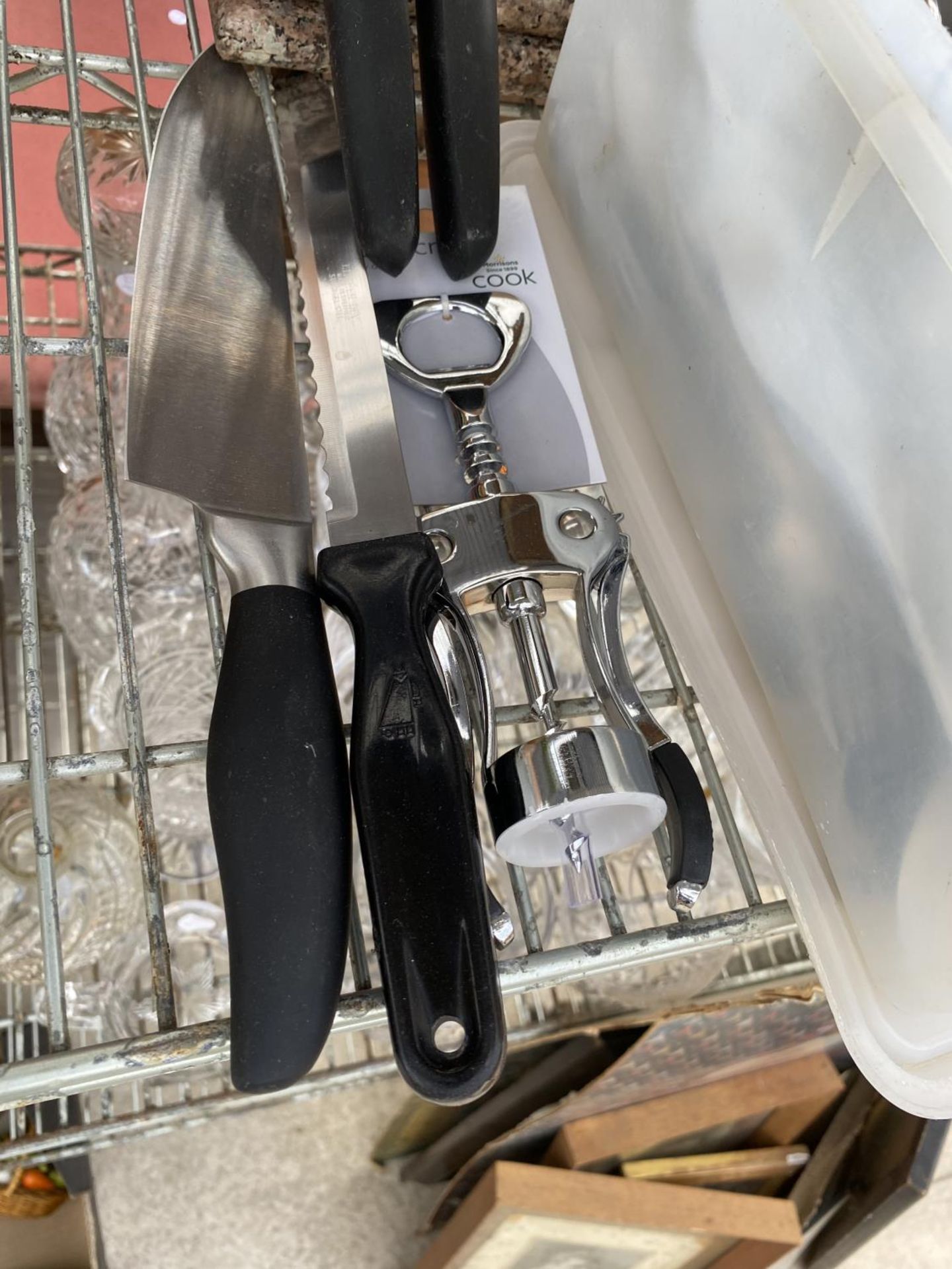 A LARGE QUANTITY OF KITCHEN ITEMS TO INCLUDE FLATWARE, BOTTLE OPENERS AND KNIVES ETC - Image 3 of 5