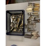 A TRAY CONTAINING A QUANTITY OF FLATWARE INCLUDING KNIVES, FORKS AND SPOONS