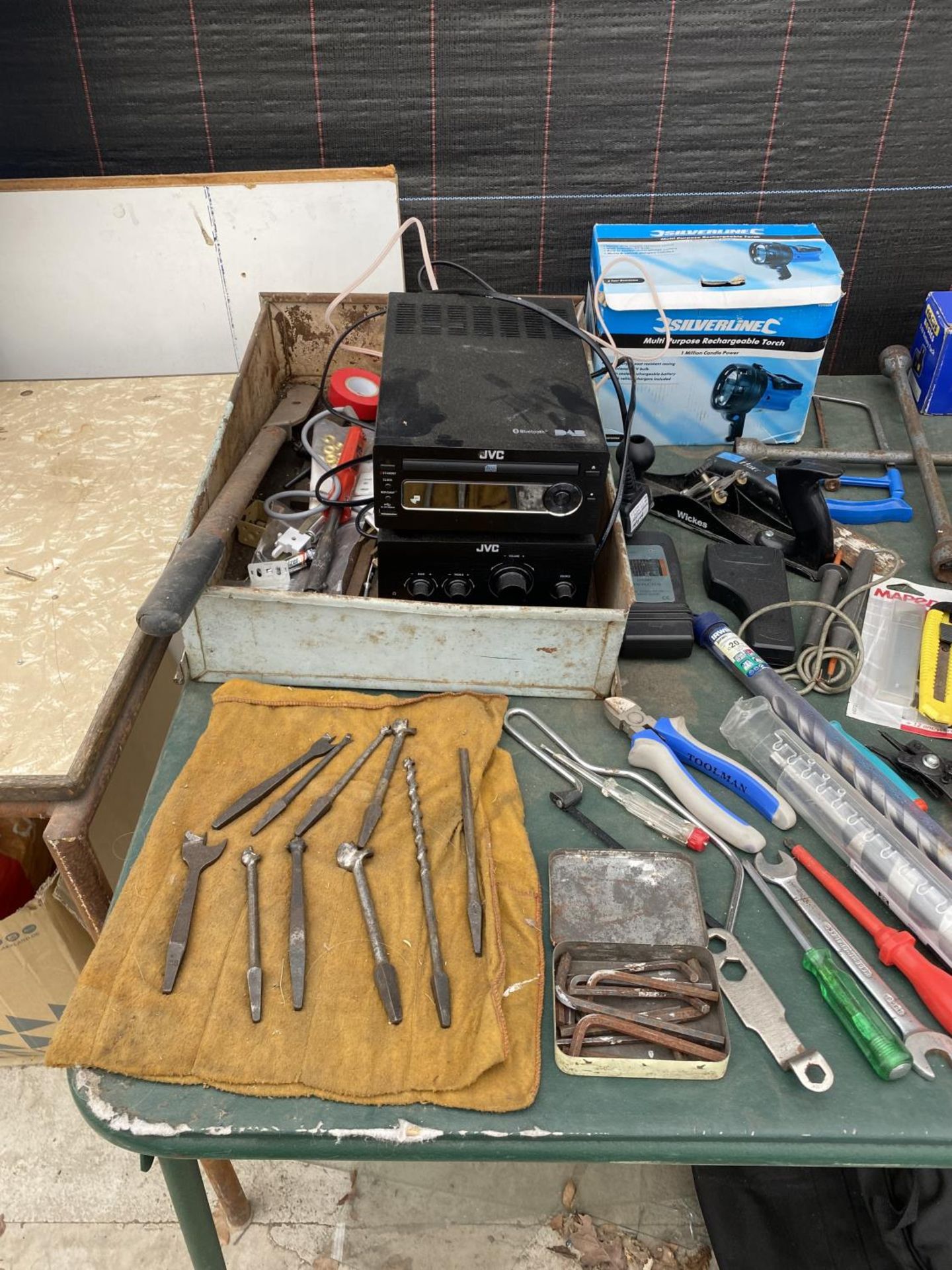 AN ASSORTMENT OF TOOLS TO INCLUDE DRILL BITS, TORCHES AND A WOOD PLANE ETC - Image 3 of 4