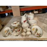 A MIXED COLLECTION OF ROYAL WORCESTER WARE TO INCLUDE LIDDED VEGETABLE DISHES, LARGE JUG, LIDDED