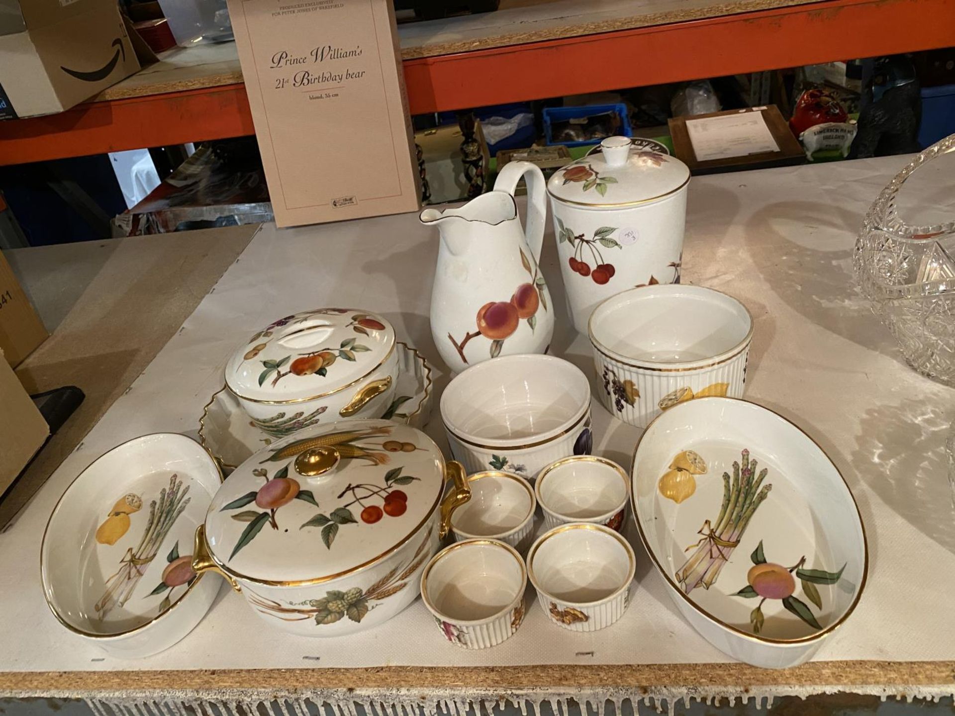 A MIXED COLLECTION OF ROYAL WORCESTER WARE TO INCLUDE LIDDED VEGETABLE DISHES, LARGE JUG, LIDDED