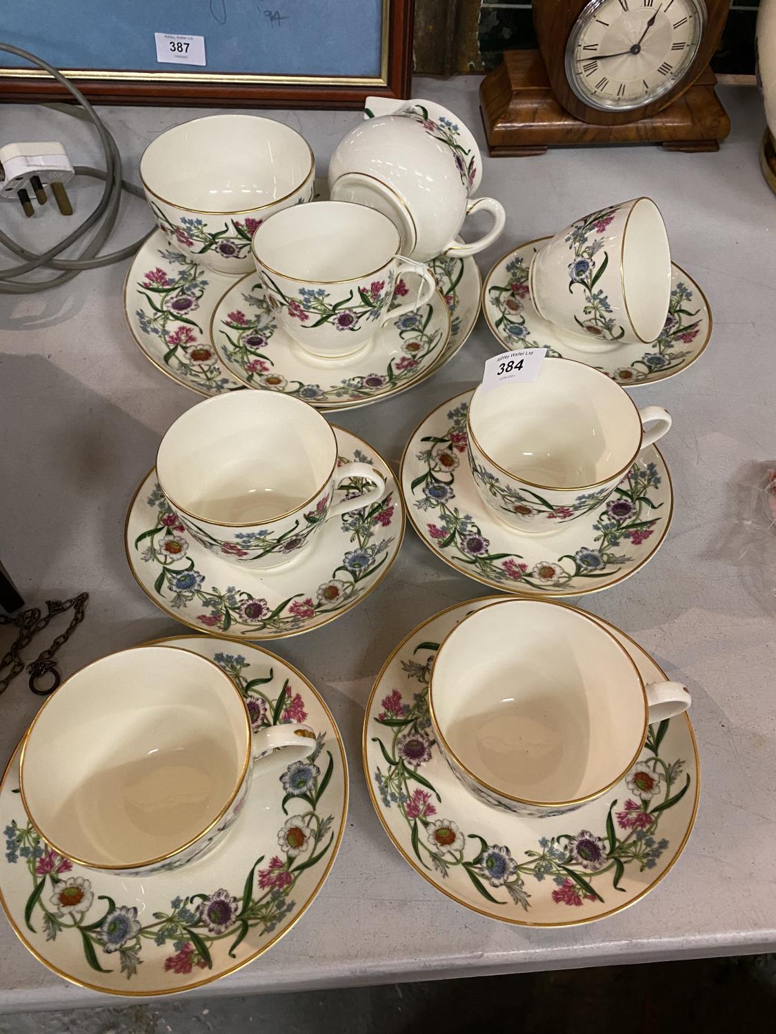 A ROYAL WORCESTER TEA SET OF SIX CUPS/SAUCERS INCLUDING A CREAM JUG,SUGAR BOWL AND SERVING PLATE