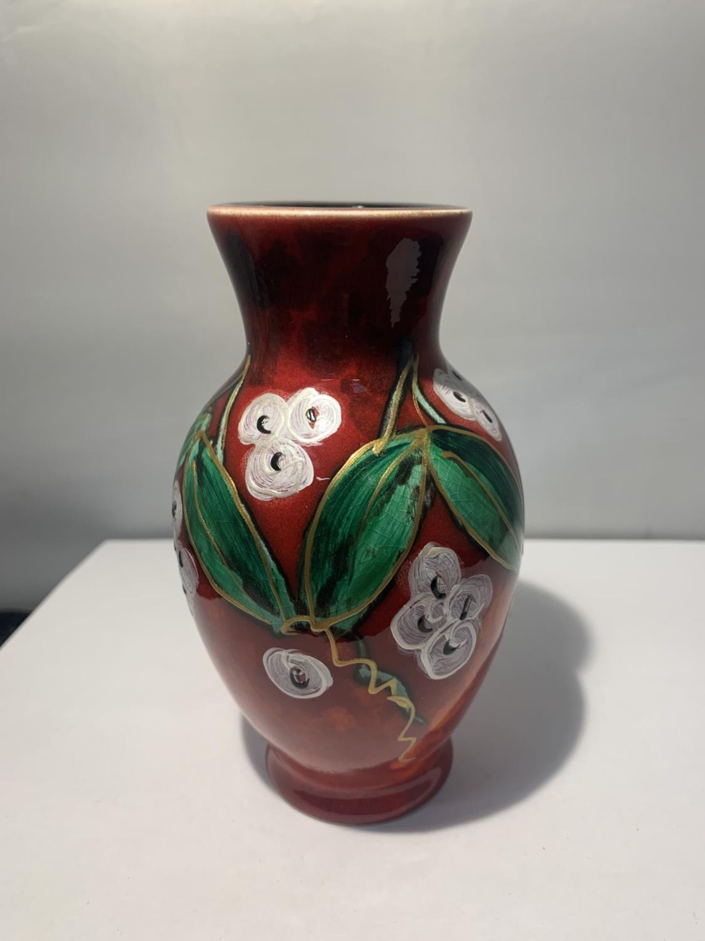 AN ANITA HARRIS WHITE BERRIES VASE HANDPAINTED AND SIGNED IN GOLD - Image 2 of 3