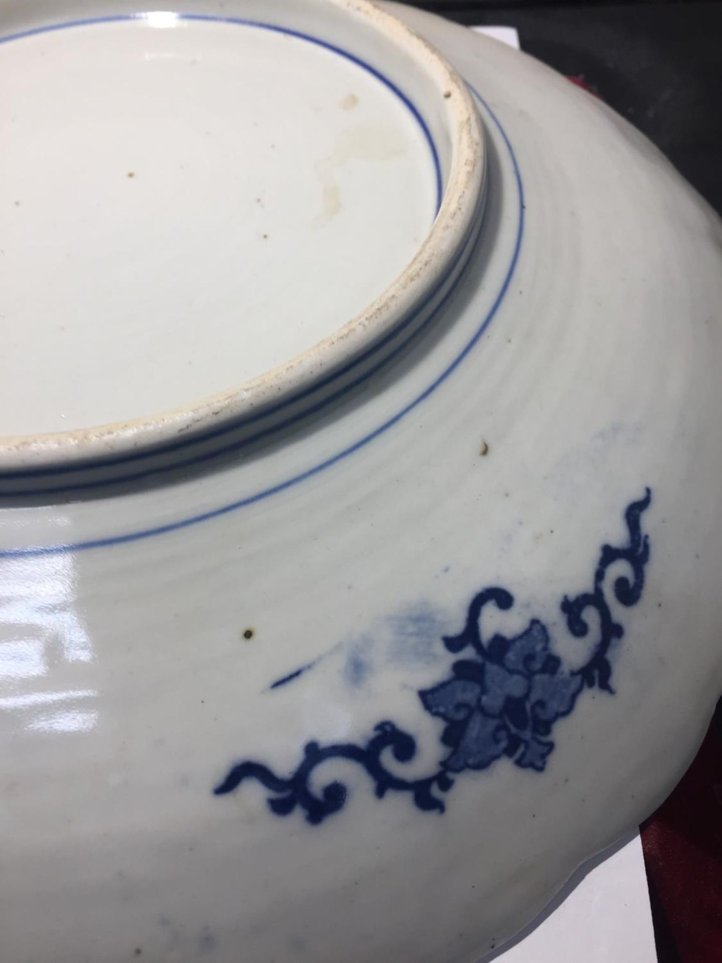 A LARGE JAPANESE BLUE AND WHITE CHARGER DIAMETER 12 INCHES - Image 4 of 4