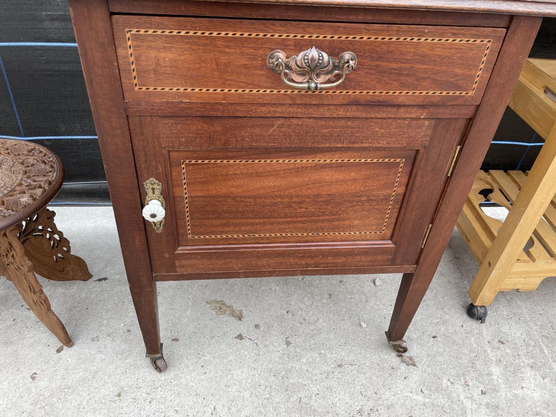 AN EDWARDIAN MAHOGANY AND INLAID WASHSTAND WITH GALLERY BACK, 25" WIDE - Image 3 of 4