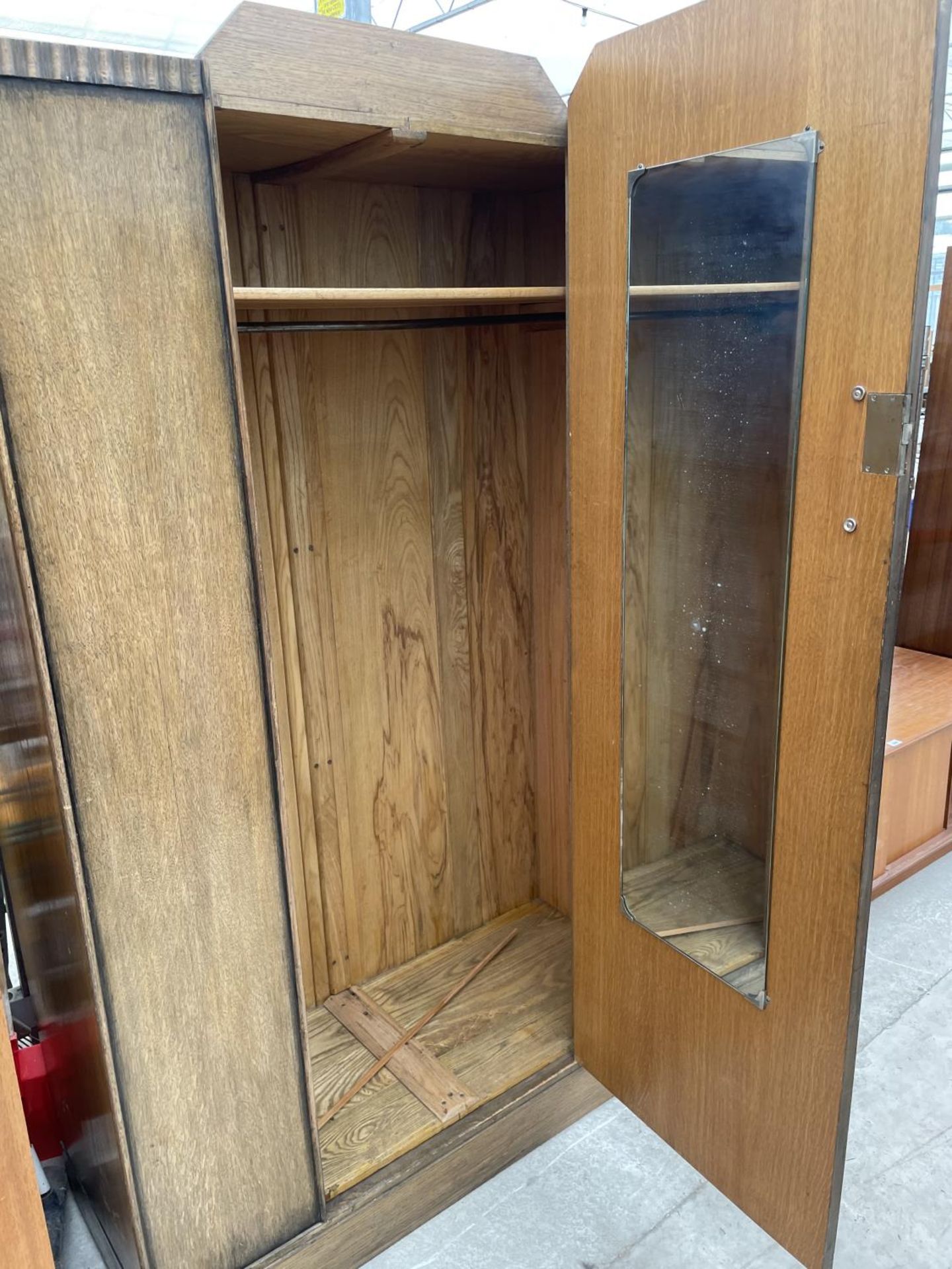 A MID 20TH CENTURY OAK WARDROBE - Image 4 of 4