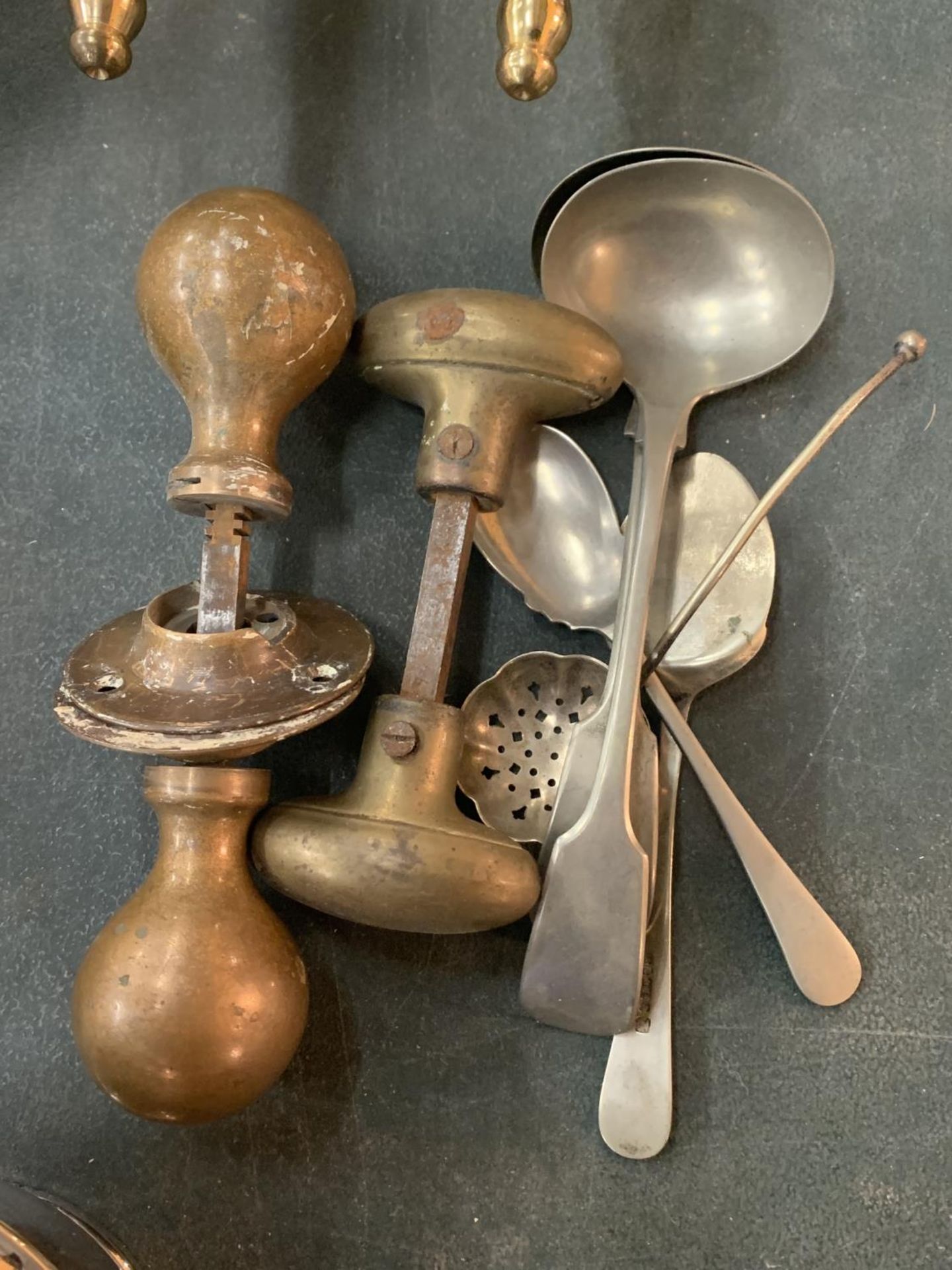 AN ASSORTMENT OF METAL ITEMS TO INCLUDE SILVER PLATED BOWLS AND VINTAGE BRASS DOOR KNOBS - Image 4 of 4