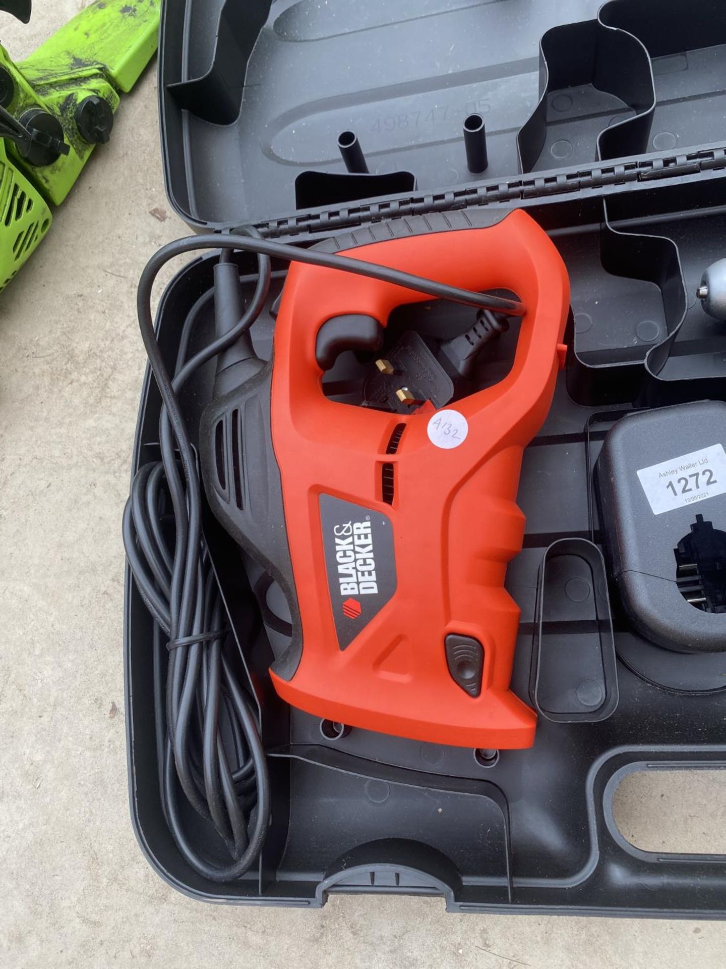 A BLACK AND DECKER SET WITH A DRILL AND A SAW - Image 2 of 3