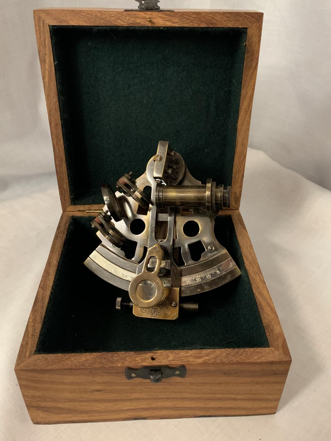 A BOXED BRASS SEXTANT - Image 2 of 4