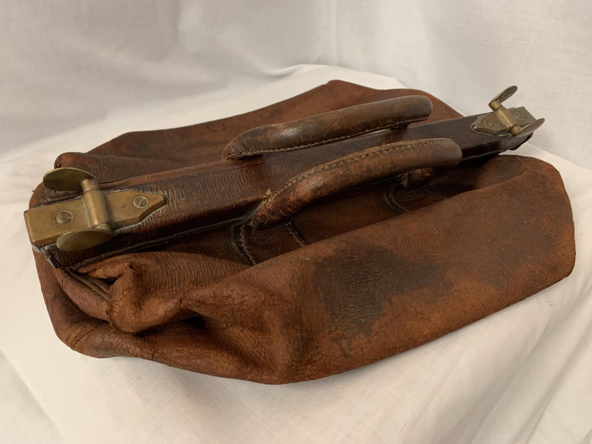 A VINGTAGE LEATHER GLADSTONE BAG WITH BRASS DETAIL L:41.5CM - Image 2 of 2