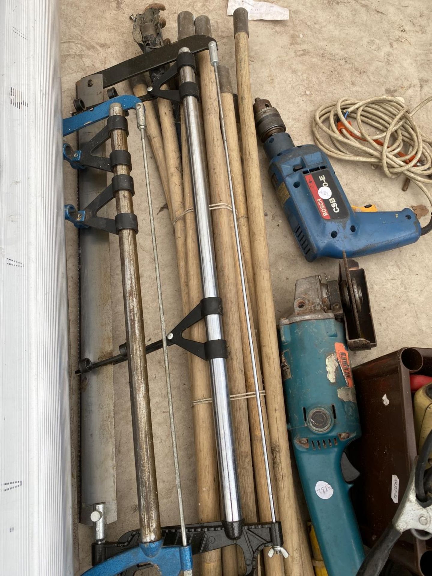 AN ASSORTMENT OF TOOLS TO INCLUDE A GRINDER, A DRILL AND DRAINING RODS ETC - Image 2 of 4