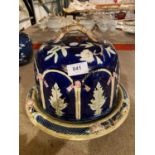 A LARGE LIDDED CHEESE DOME IN THE STYLE OF MAJOLICA, HEIGHT 23CM, DIAMETER OF BASE 30CM