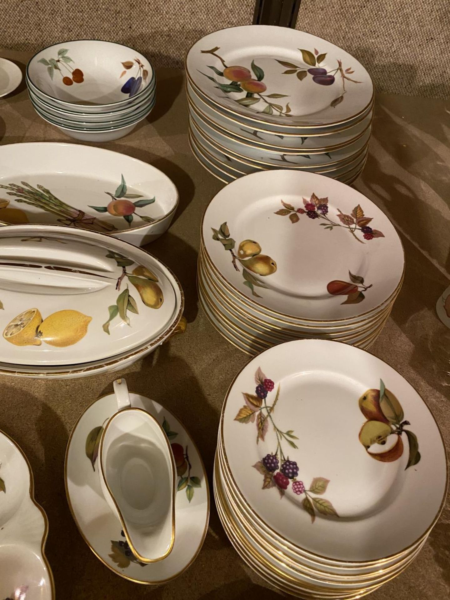 A LARGE COLLECTION OF ROYAL WORCESTER EVESHAM DINNER WARE TO INCLUDE DINNER PLATES, SIDE PLATES, - Image 4 of 5