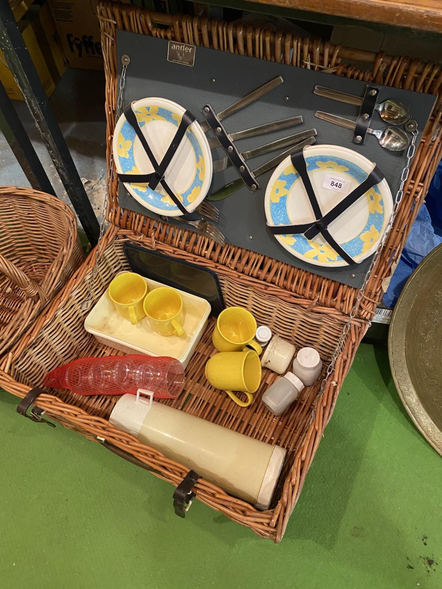 AN ANTLER PICNIC HAMPER TO INCLUDE A FOUR PERSON SET OF PLATES, CUTLERY, MUGS AND DRINKING GLASSES - Image 2 of 3
