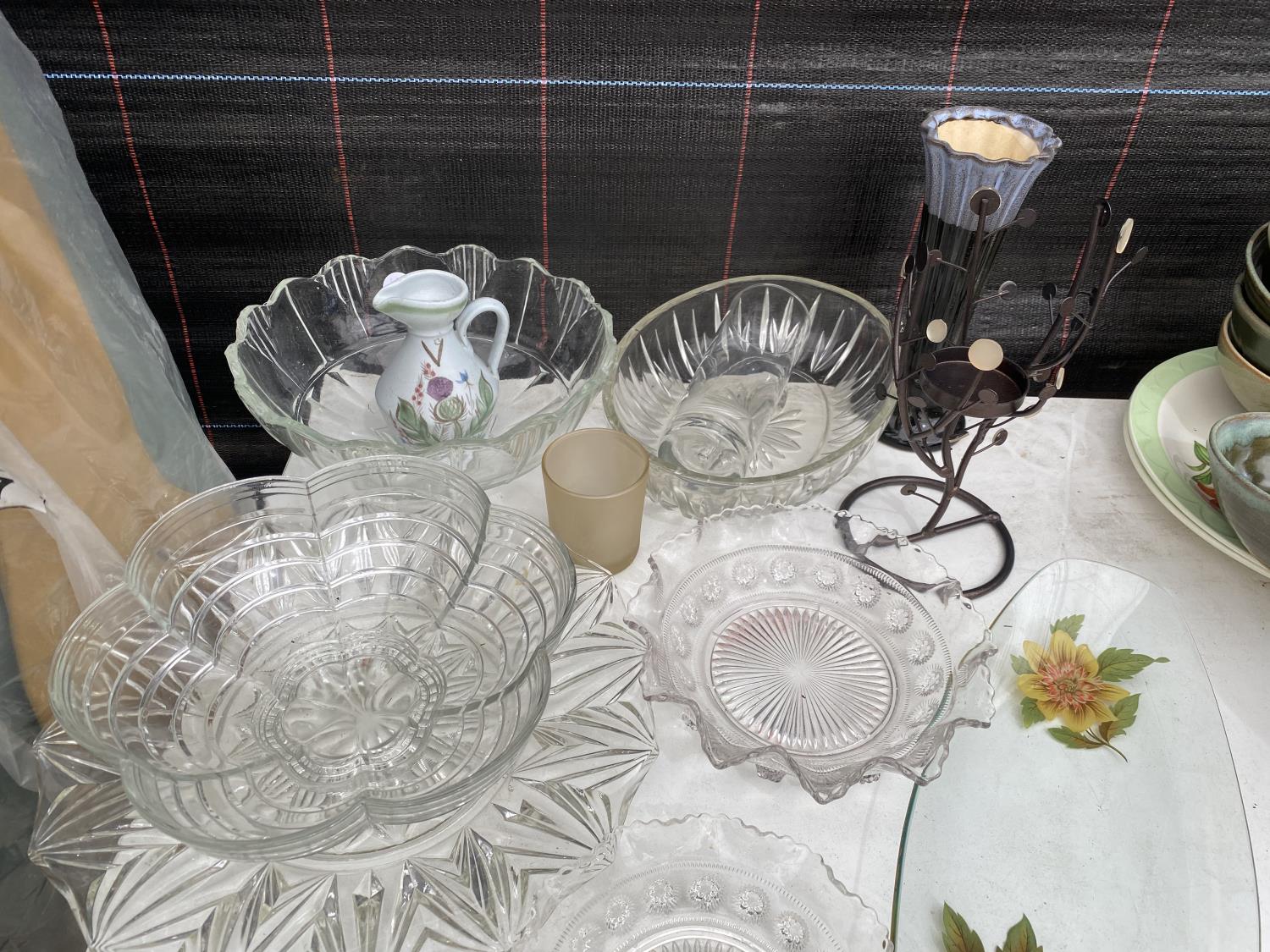 AN ASSORTMENT OF ITEMS TO INCLUDE FLATWARE, GLASS DISHES ETC - Image 2 of 3