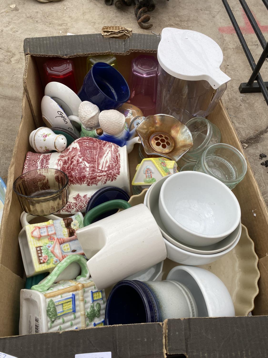 AN ASSORTMENT OF CERAMIC AND GLASS WARE TO INCLUDE JUGS, TEAPOTS AND DISHES ETC - Image 2 of 3