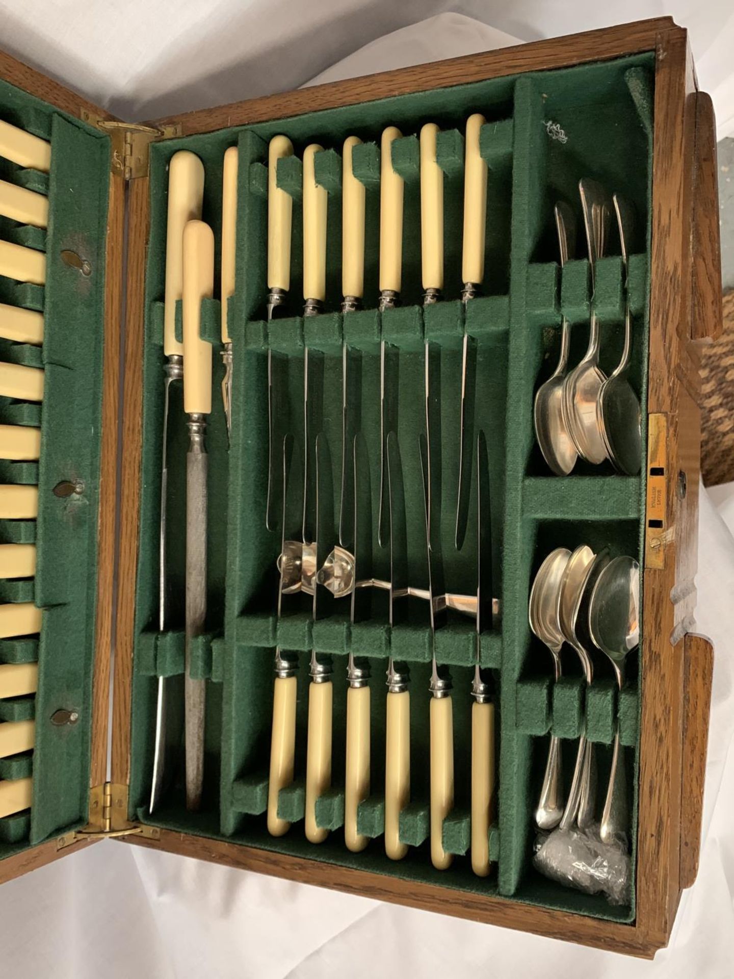 A LARGE OAK BOX WITH WOODEN CROSSBANDING DETAIL CONTAINING SILVER PLATE FLATWARE (TWELVE PLACE - Image 3 of 5