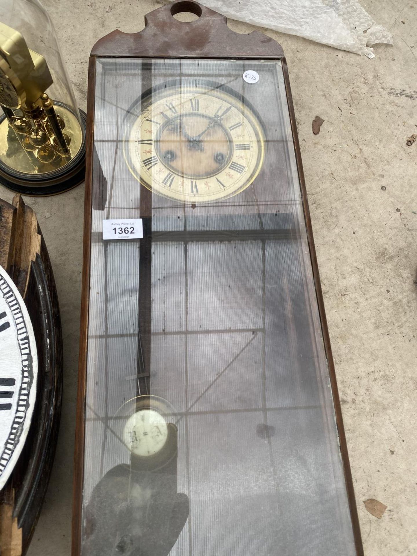 AN ASSORTMENT OF CLOCKS TO INCLUDE A VIENNA WALL CLOCK, A DOME CASED MANTEL CLOCK ETC - Image 2 of 4
