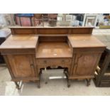 AN EARLY 20TH CENTURY OAK STEPPED SIDEBOARD ON SHORT BARLEYTWIST LEGS, 59" WIDE