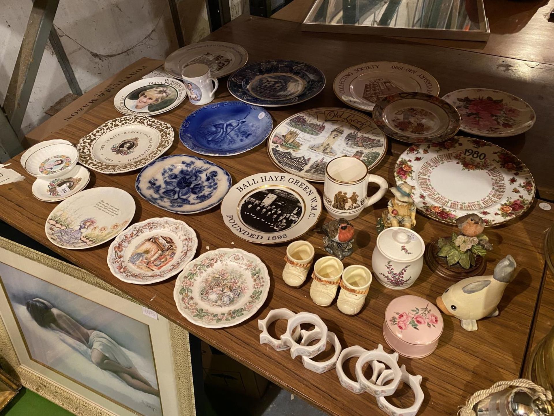 A LARGE COLLECTION TO INCLUDE COALPORT AND ROYAL DOULTON PLATES, COMMEMORATIVE WARE, ORNAMENTS ETC. - Image 2 of 6