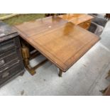 AN EARLY 20TH CENTURY OAK DROP-LEAF DINING TABLE