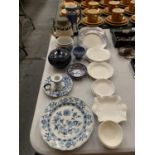 AN ASSORTMENT OF BLUE AND WHITE CERAMIC WARE TO INCLUDE TWO ROYAL DOULTON SIDE PLATES , THREE