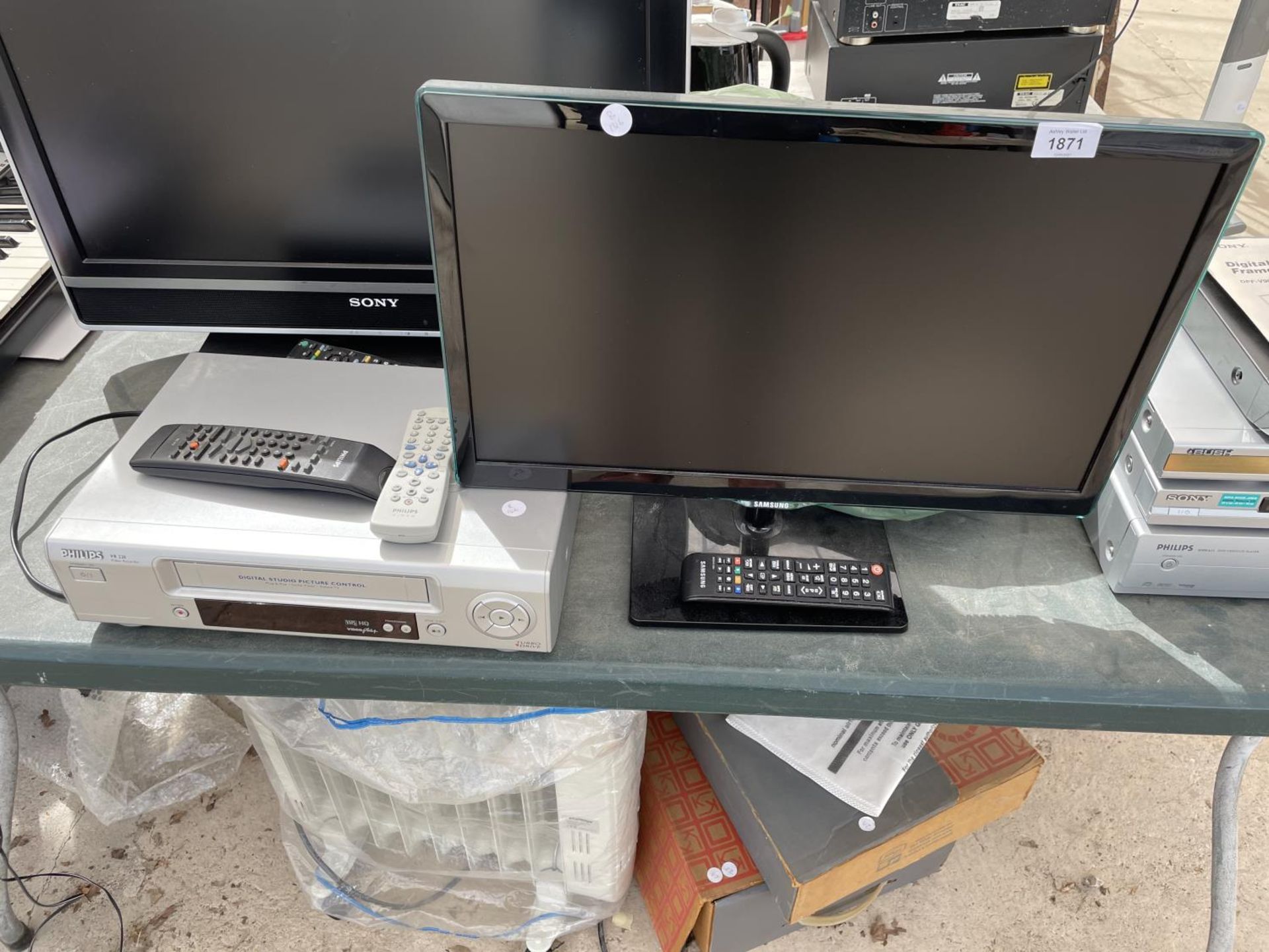 A SAMSUNG 22" TELEVISION WITH A PHILIPS VHS PLAYER