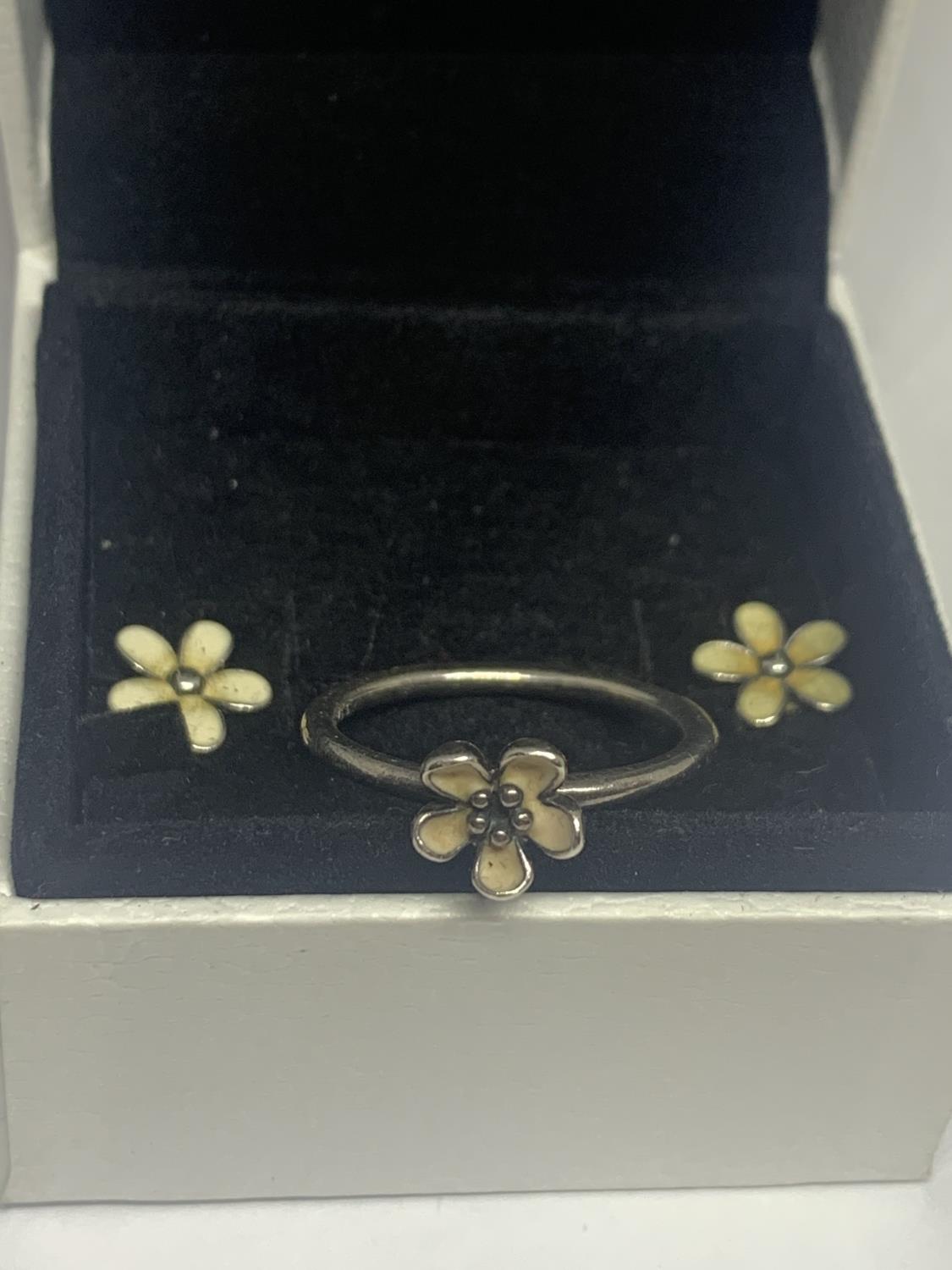 A PANDORA FLOWER RING SIZE N AND A PAIR OF MATCHING EARRINGS IN A PRESENTATION BOX - Image 2 of 3