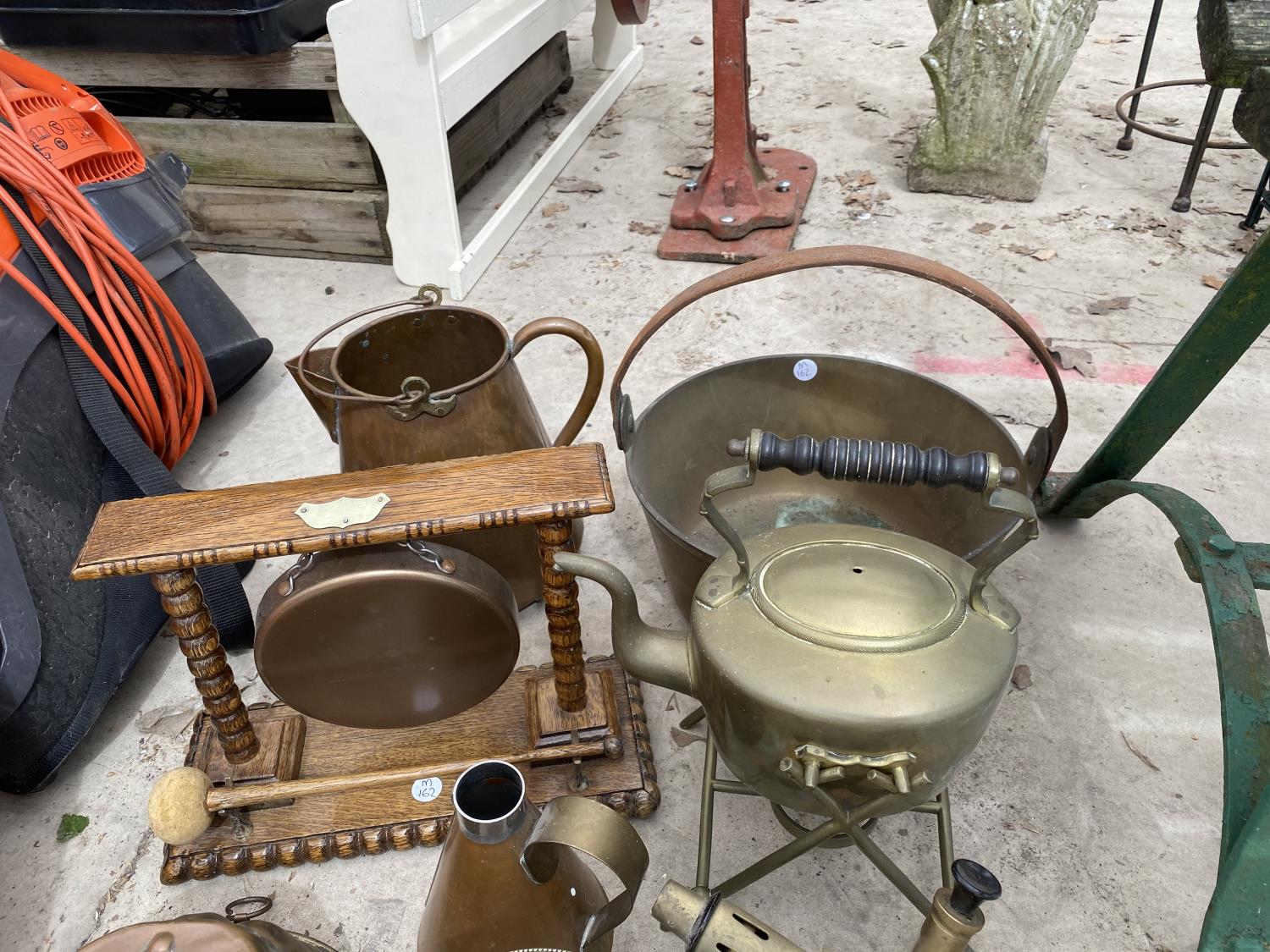 AN ASSORTMENT OF ITEMS TO INCLUDE A GONG, A JAM PAN AND COPPER JUG ETC - Image 3 of 4