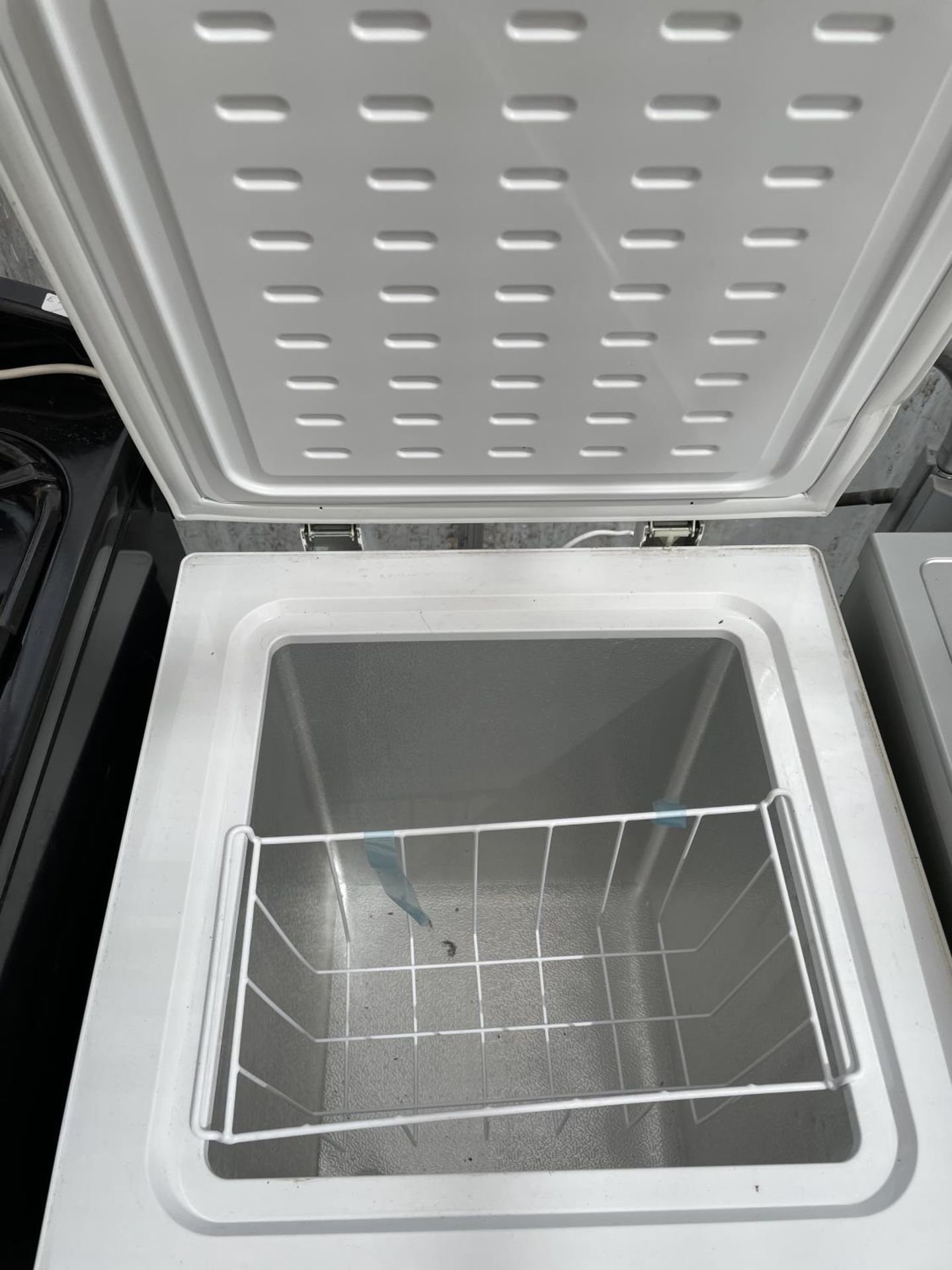 A WHITE CURRYS ESSENTIAL SLIM LINE CHEST FREEZER BELIEVED WORKING BUT NO WARRANTY - Image 2 of 2