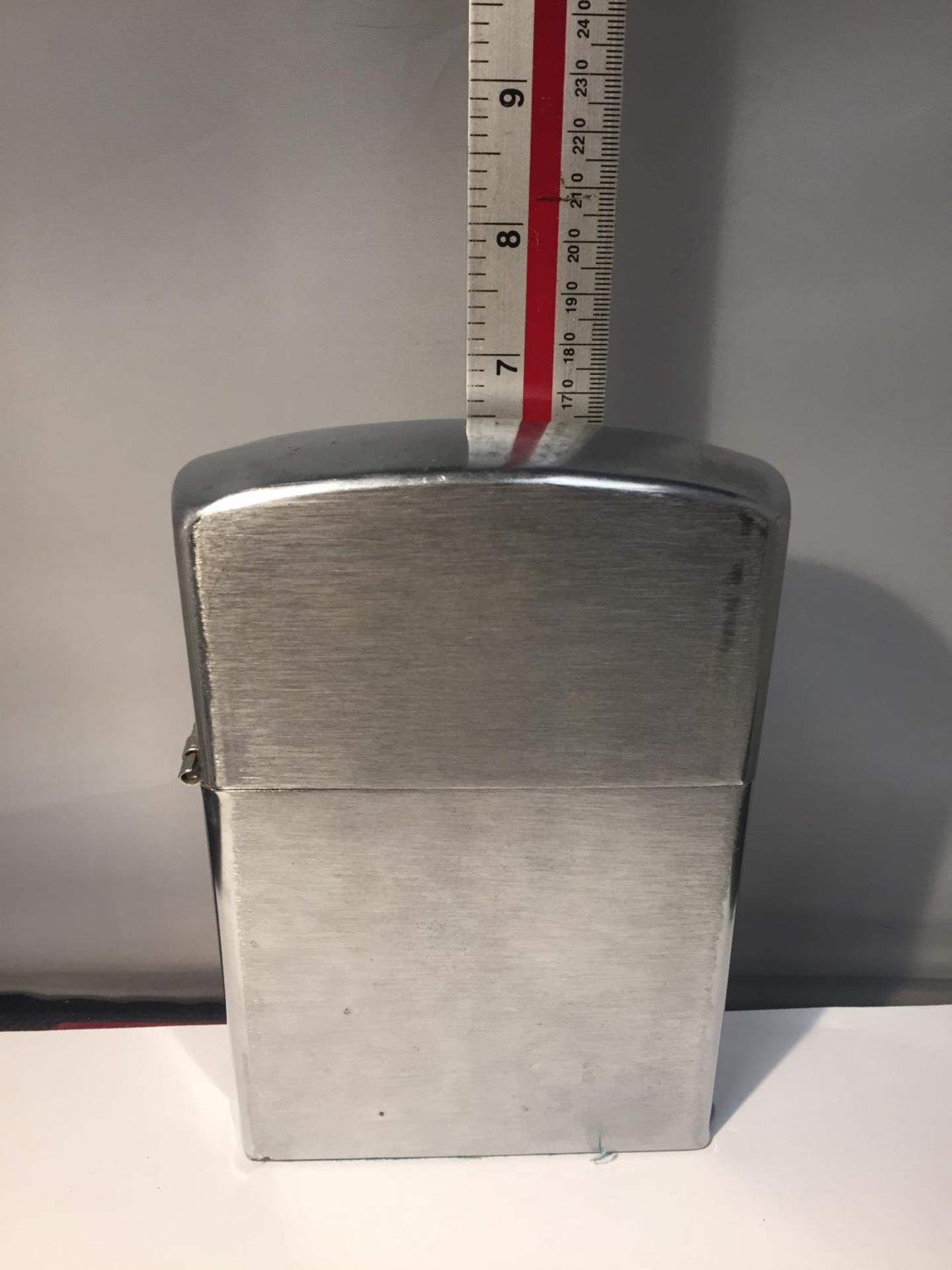 A LARGE CIGARETTE LIGHTER - Image 3 of 3